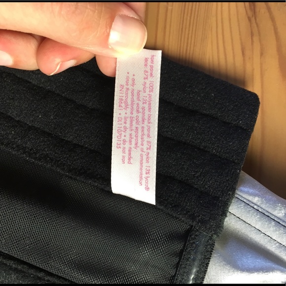 Silver satin and black lace corset - Picture 5 of 6